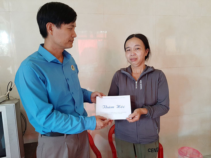 Lãnh đạo LĐLĐ tỉnh thăm, tặng quà cho người lao động