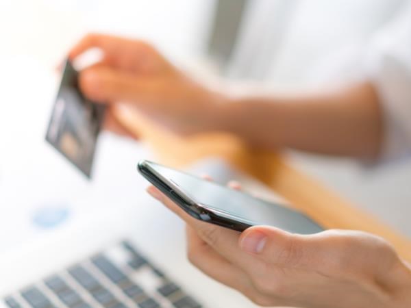 Hiện nhiều khách hàng đã bắt đầu quen với việc mua sắm online. (Ảnh: CTV)