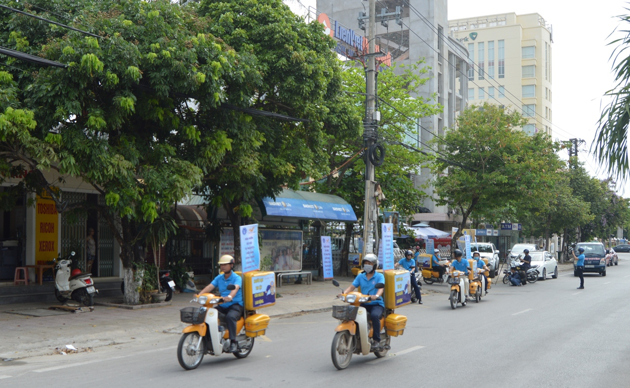 Lực lượng xe máy chuyên dụng của Bưu điện tỉnh tham gia diễu hành tuyên truyền chính sách BHXH, BHYT.