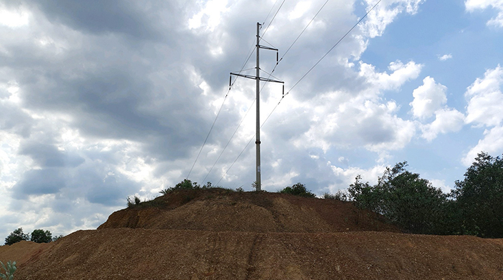 Một vị trí cột110kV trên tuyến đường tránh TP. Đồng Hới trong khu vực tận thu đất san lấp.