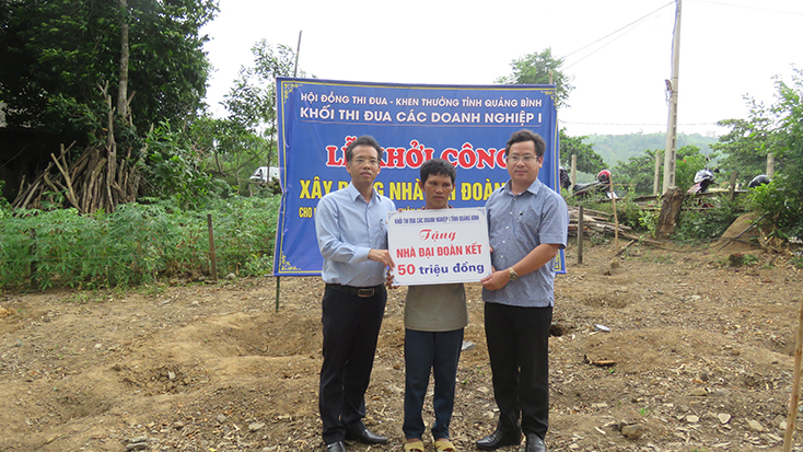 Khối thi đua các doanh nghiệp I trao tiền hỗ trợ gia đình anh Cao Duy Hòe xây dựng nhà đại đoàn kết
