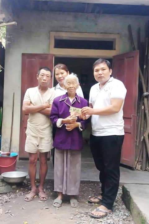   Với anh Nguyễn Quốc Việt (ngoài cùng bên phải), hạnh phúc trôi qua mỗi ngày là kết nối nhiều tấm lòng hảo tâm hướng về những phận người cần giúp đỡ. 