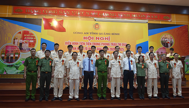 Lãnh đạo tỉnh và Bộ Công an chụp ảnh lưu niệm với các đại biểu tham dự hội nghị.