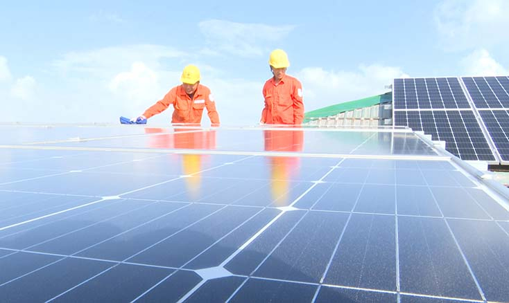 Các công nhân Điện lực Bố Trạch tiến hành vệ sinh một hệ thống  