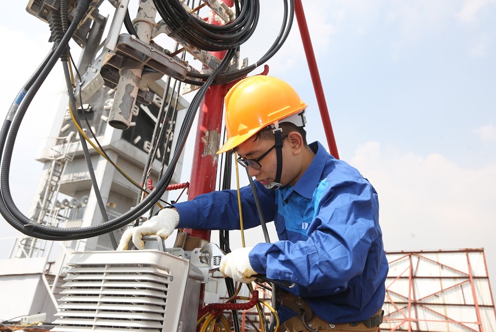  Lắp đặt hạ tầng viễn thông. Ảnh TL.
