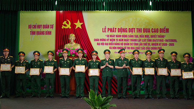 Thủ trưởng Bộ CHQS tỉnh tặng Giấy khen cho 13 cá nhân