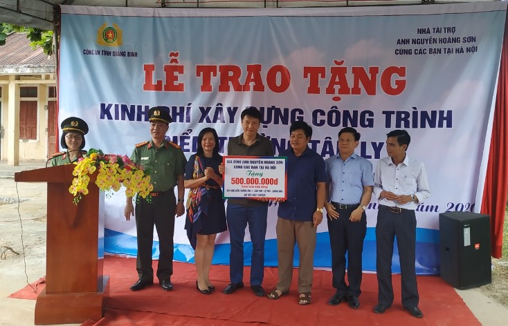 Các nhà tài trợ trao số tiền 500 triệu đồng hỗ trợ xây dựng điểm trường Tân Ly.