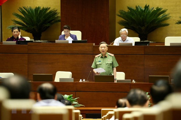 Bộ trưởng Bộ Công an Tô Lâm giải trình ý kiến của đại biểu Quốc hội. (Ảnh: Dương Giang/TTXVN)