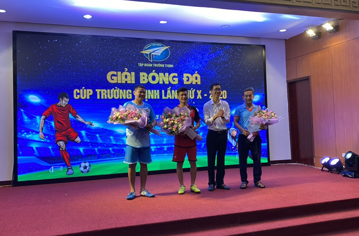 Ban Tổ chức trao giải cầu thủ xuất sắc nhất, thủ môn xuất sắc nhất và vua phá lưới cho các cầu thủ