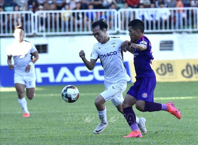 Chú thích ảnh Tiếp đón Sài Gòn FC (áo tím) trong trận đấu ở vòng 5 Giải bóng đá vô địch quốc gia LS V.League 2020 trên sân Pleiku, đội chủ nhà Hoàng Anh Gia Lai (áo trắng) thi đấu khởi sắc, làm chủ tình thế. Trận đấu kết thúc với tỷ số hòa 1-1. Ảnh: Quang Thái/TTXVN