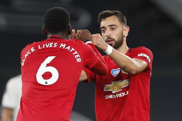  Bruno Fernandes và Paul Pogba đã giúp MU có 1 điểm trên sân khách. (Ảnh: Reuters)