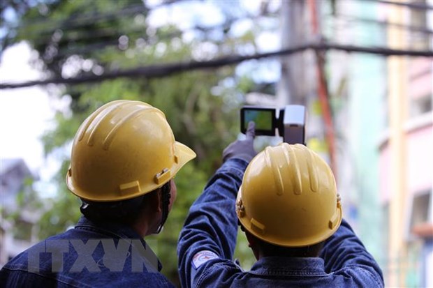 Dùng máy đo nhiệt độ có thể phát hiện và ngăn chặn các sự cố về điện. (Ảnh: Thành Chung/TTXVN)