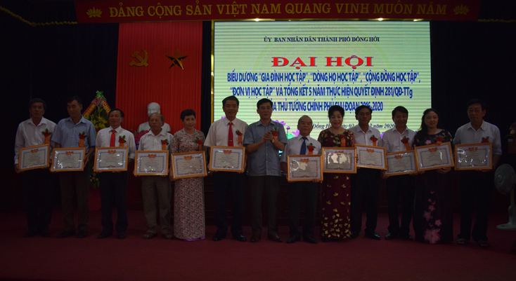 Đại diện lãnh đạo TP. Đồng Hới biểu dương các tập thể học tập tiêu biểu