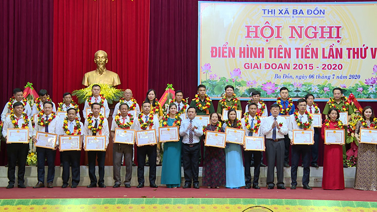 Lãnh đạo thị xã Ba Đồn trao giấy khen cho các điển hình tiên tiến giai đoạn 2015-2020