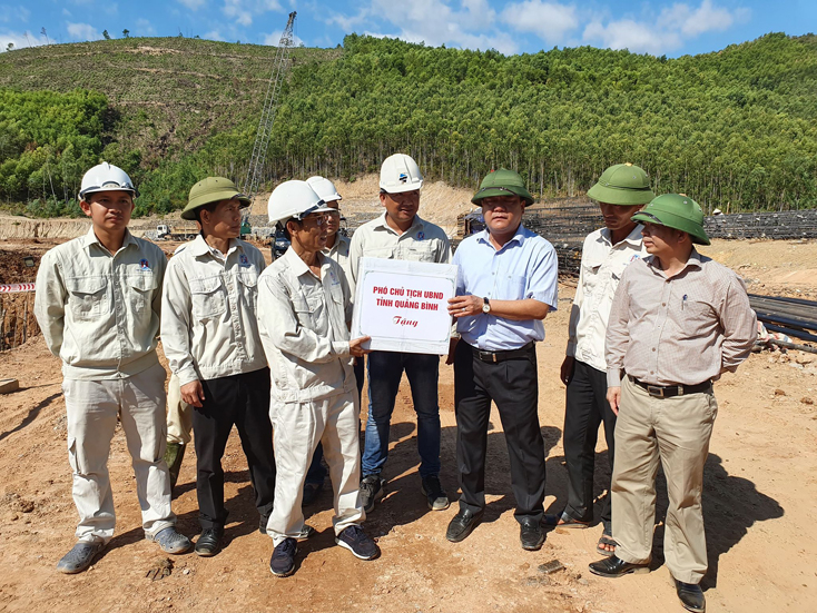 Đồng chí Phó Chủ tịch UBND tỉnh tặng quà cho lực lượng công nhân thi công hệ thống công trình thủy lợi Rào Nan