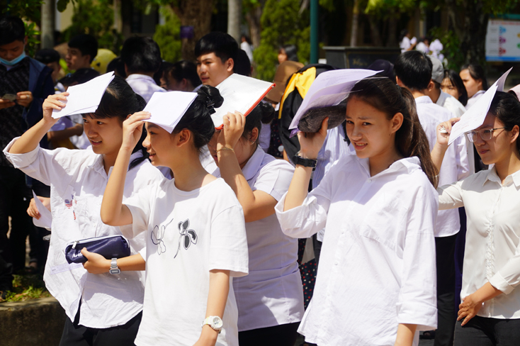 Thí sinh “đội nắng” đến trường thi.