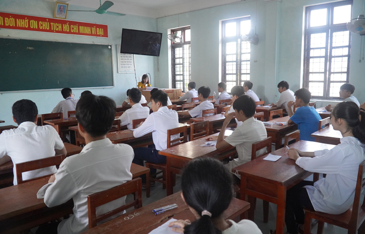 Cán bộ coi thi và thí sinh nghiêm túc thực hiện quy chế thi.