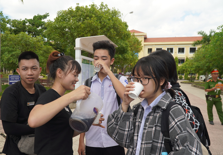Các lực lượng tình nguyện viên “Tiếp sức mùa thi” đã góp sức giải nhiệt mùa hè cho thí sinh và phụ huynh trong những ngày thi. 