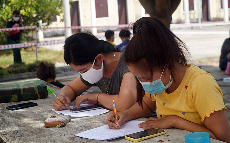 Các sinh viên tranh thủ ôn bài trong thời gian cách ly