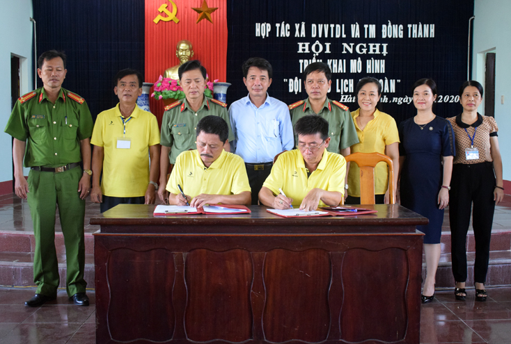Các đại biểu khách mời chứng kiến các lái xe đã thực hiện ký bản cam kết thực hiện tốt việc xây dựng mô hình “Đội xe du lịch an toàn”.