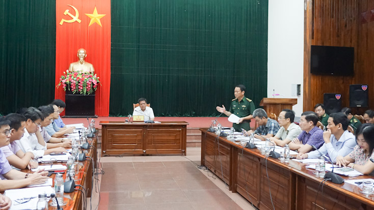 Thành viên Ban chỉ đạo thực hiện chương trình 188 tỉnh phát biểu tại hội nghị.