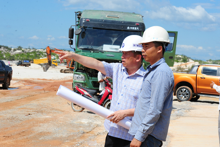 Dự án Nhà máy Điện mặt trời của Tập đoàn Dohwa - Hàn Quốc có tổng mức đầu tư hơn 1.430 tỷ đồng đang được Công ty TNHH XD và TM Phước Sỹ  gấp rút thi công hoàn thành phần mặt bằng.