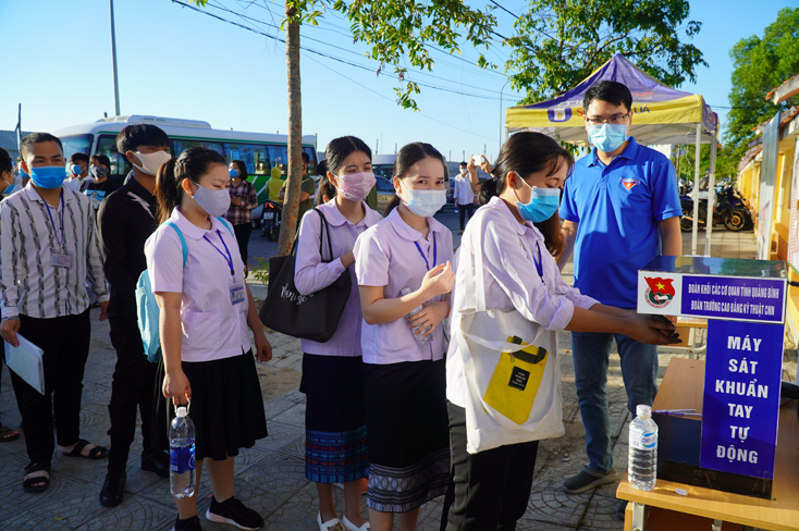 Thí sinh Lào thực hiện sát khuẩn tại Điểm thi THPT chuyên Võ Nguyên Giáp.