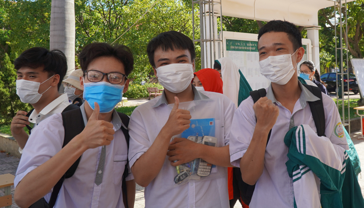 Phấn khích vì đã làm tốt bài thi môn Tiếng Anh.