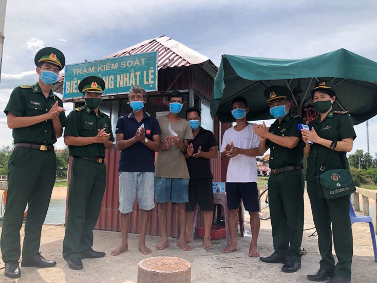 Đồn Biên phòng Nhật Lệ thăm hỏi, động viên và cảm ơn các tàu cá đã hỗ trợ đưa số thuyền viên vào bờ an toàn