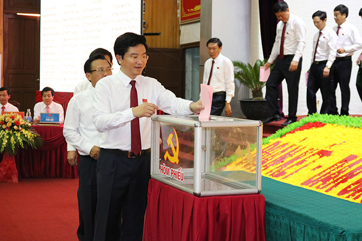 Các đại biểu bỏ phiếu bầu Ban chấp hành nhiệm kỳ 2020-2025