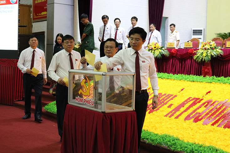 Các đại biểu bỏ phiều bầu đại biểu dự Đại hội Đảng bộ tỉnh lần thứ XVII