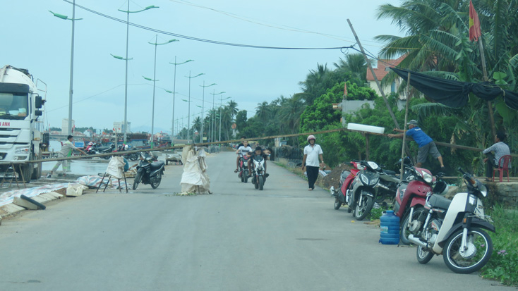 Nhiều người tham gia giao thông bằng phương tiện xe đạp điện, xe máy qua tuyến đường này phải đi lòn dưới hệ thống cầu trượt tiềm ẩn nguy cơ tai nạn giao thông cao.