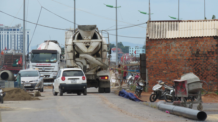 Các phương tiện ô tô phải dừng lại để nhà máy đá này vận chuyển xong đá lạnh ra tàu cá và tháo dỡ hệ thống cầu vận chuyển đá lạnh mới đi được...