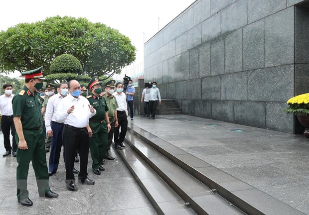  Thủ tướng Nguyễn Xuân Phúc kiểm tra công tác tu bổ định kỳ Lăng Chủ tịch Hồ Chí Minh năm 2020. (Ảnh: Lâm Khánh/TTXVN)