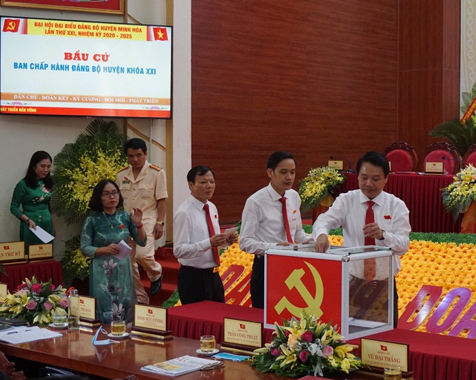 Các đại biểu bỏ phiếu bầu Ban chấp hành Đảng bộ huyện khóa XXI, nhiệm kỳ 2020-2025.