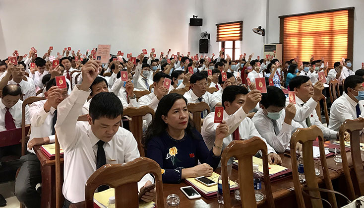  Các đại biểu biểu quyết thông qua số lượng và danh sách bầu cử Ban chấp hành Đảng bộ Khối các cơ quan tỉnh, nhiệm kỳ 2020-2025
