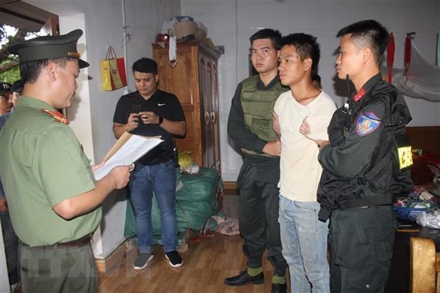 Ngày 24-6, Công an tỉnh Hòa Bình phối hợp với Công an thành phố Hà Nội và các Cục nghiệp vụ thuộc Bộ Công an phá chuyên án, khởi tố bị can, bắt tạm giam và khám xét nơi ở đối với Trịnh Bá Tư (sinh năm 1989), trú tại xóm Đại Đồng, xã Ngọc Lương, huyện Yên Thủy, tỉnh Hòa Bình về tội Làm, tàng trữ, phát tán và tuyên truyền thông tin, tài liệu, vật phẩm nhằm chống Nhà nước Cộng hòa xã hội chủ nghĩa Việt Nam. (Ảnh: Vũ Hà/TTXVN)