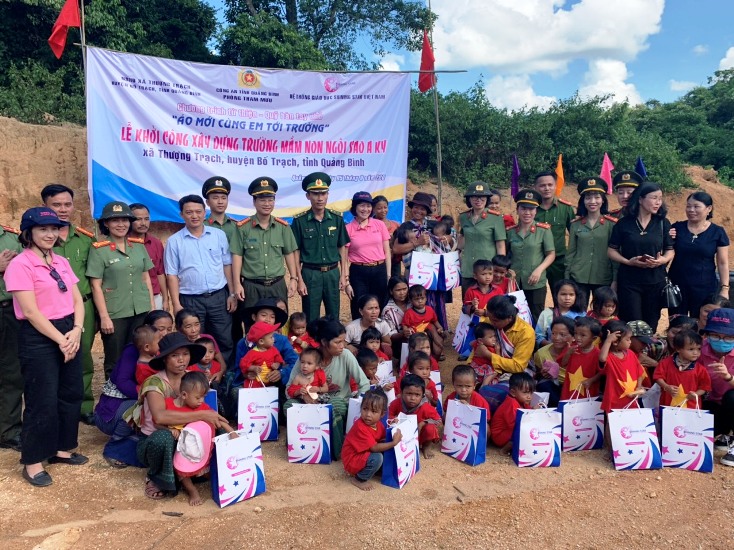  Trao quà cho các cháu học sinh bản A Ky.