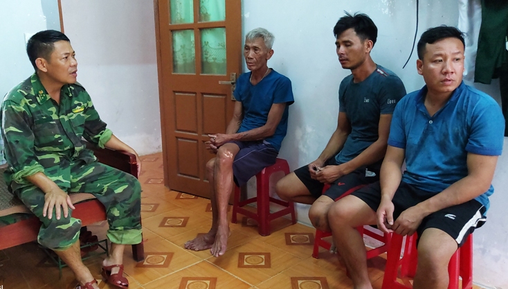  Cán bộ Đồn Biên phòng cửa khẩu cảng Gianh thăm hỏi động viên các thuyền viên và lấy lời khai ban đầu về vụ việc.