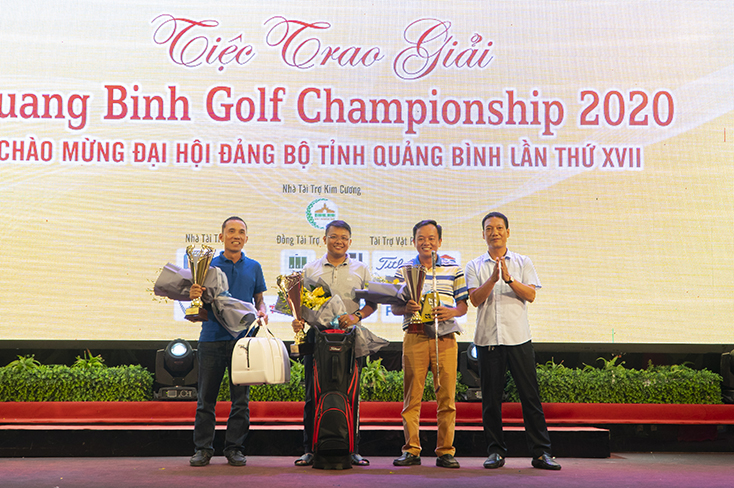 Ban tổ chức trao giải cho Bảng B