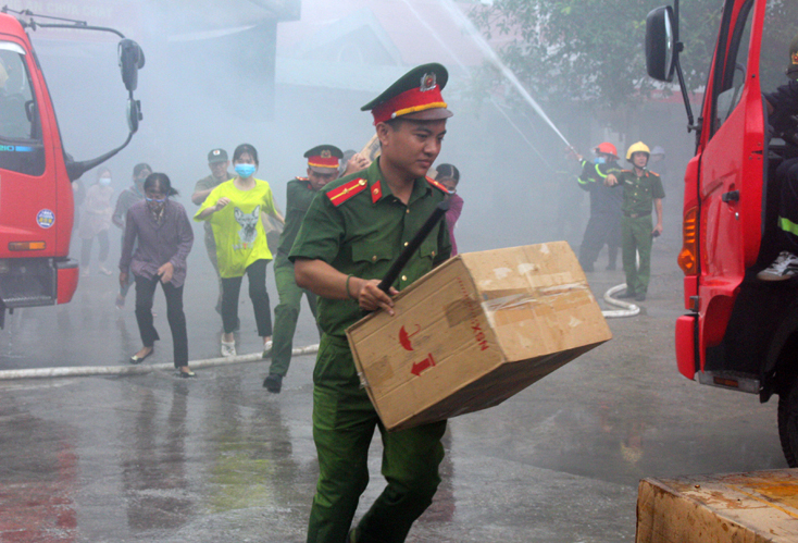 Lực lượng công an tham gia cứu người, cứu tài san giúp dân