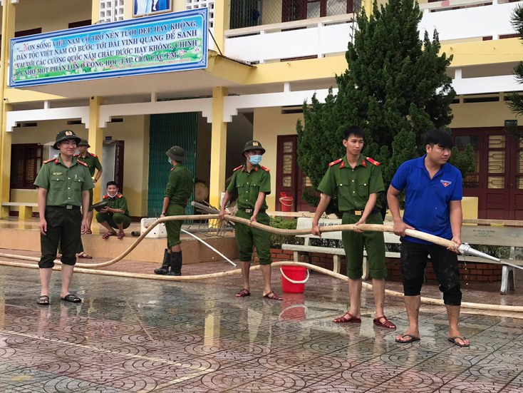 ĐVTN huyện Lệ Thủy đang vệ sinh môi trường sau lũ