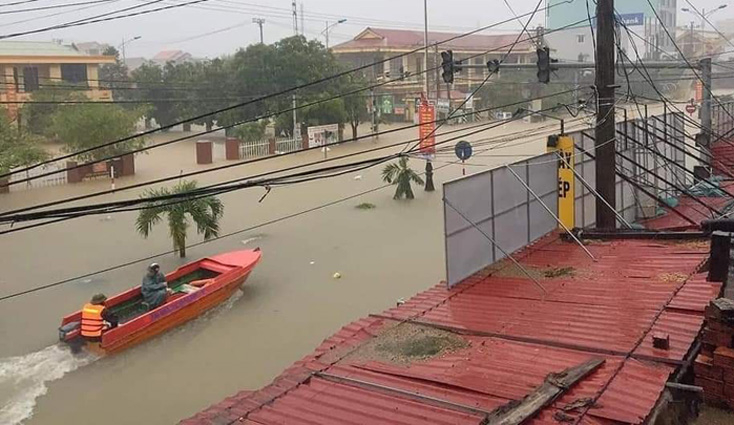 Nhiều tuyến đường giao thông trong nội thị, nội thành ngập sâu trong biển nước.