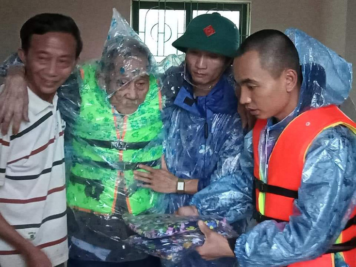 Các lực lượng chức năng và người dân sở tại đang tập trung cao độ việc cứu hộ, cứu nạn đảm bảo an toàn tính mạng, sức khỏe cho người dân vùng lụt.