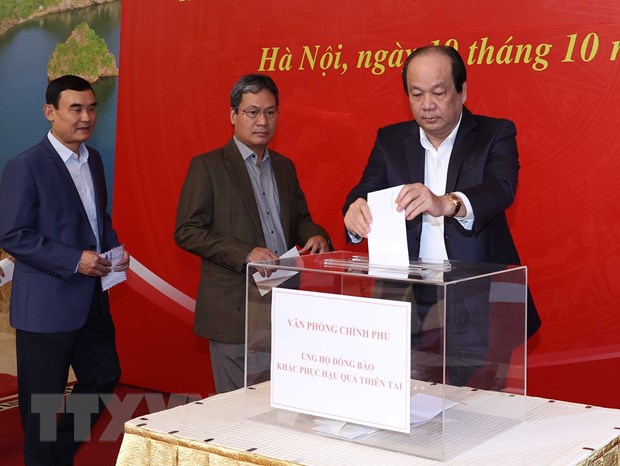  Cán bộ, công chức Văn phòng Chính phủ tham gia ủng hộ. (Ảnh: Thống Nhất/TTXVN)