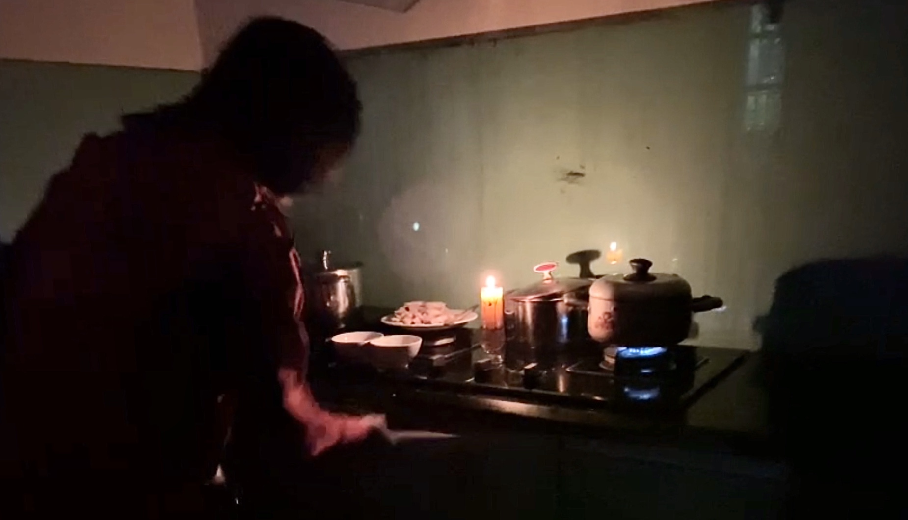 Mất điện khiến sinh hoạt của người dân gặp nhiều khó khăn.