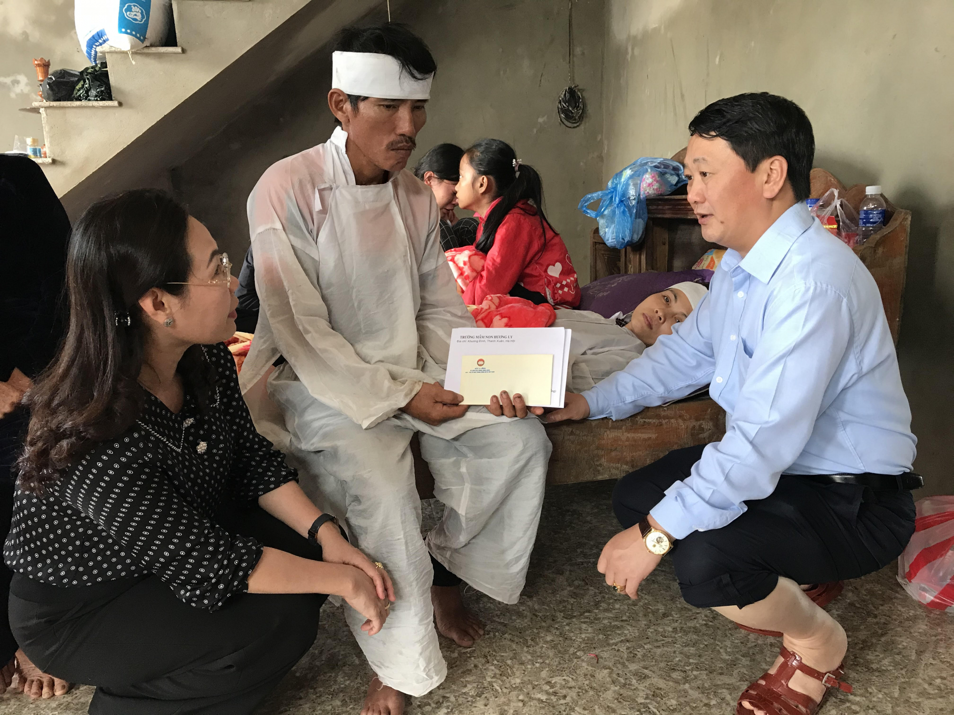 Đồng chí Phó Chủ tịch Ủy ban Trung ương MTTQVN Hầu A Lềnh và đồng chí Chủ tịch Ủy ban MTTQVN tỉnh Phạm Thị Hân thăm hỏi thân nhân gia đình có người thân thiệt mạng do lũ lụt tại xã Thanh Thủy 
