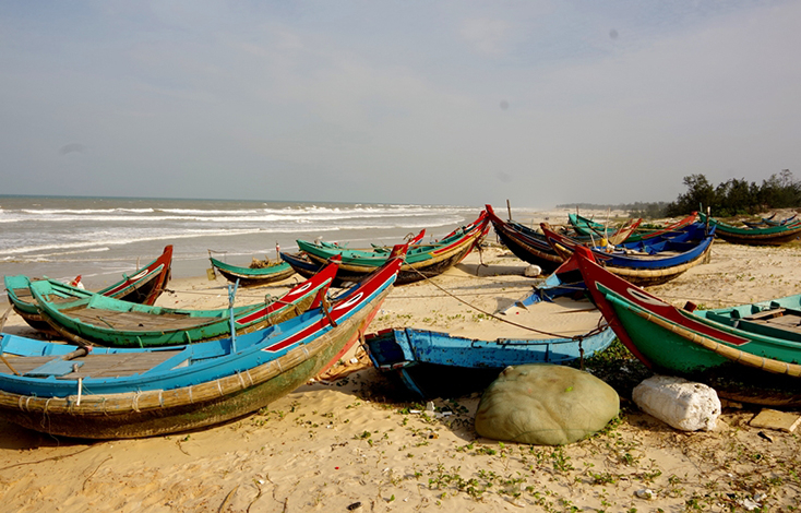 Tàu cá đánh bắt ven bờ của ngư dân xã Ngư Thủy Bắc được đưa lên bờ tránh trú an toàn.