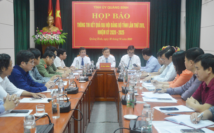 Các đại biểu dự cuộc họp báo