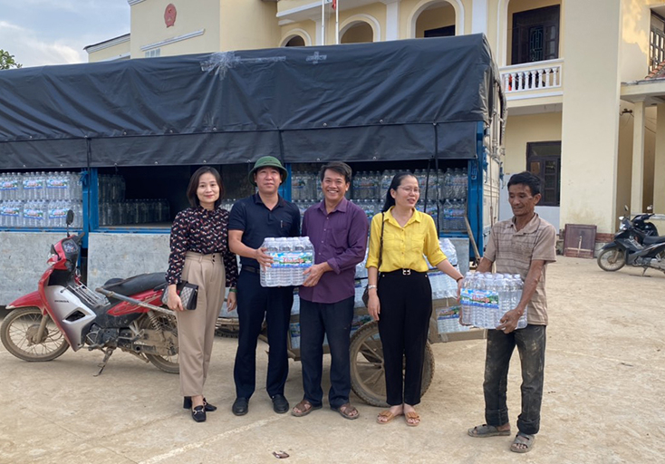 Trung tâm Nước sạch và VSMT tỉnh kết nối hỗ trợ nước lọc cho người dân vùng lũ. 